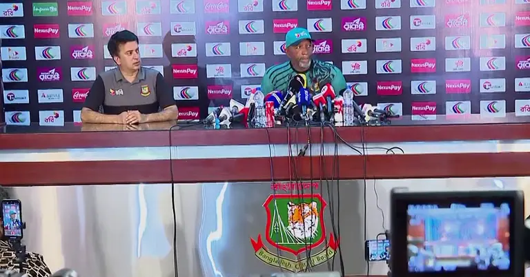 সংবাদ সম্মেলনে ফিল সিমন্স